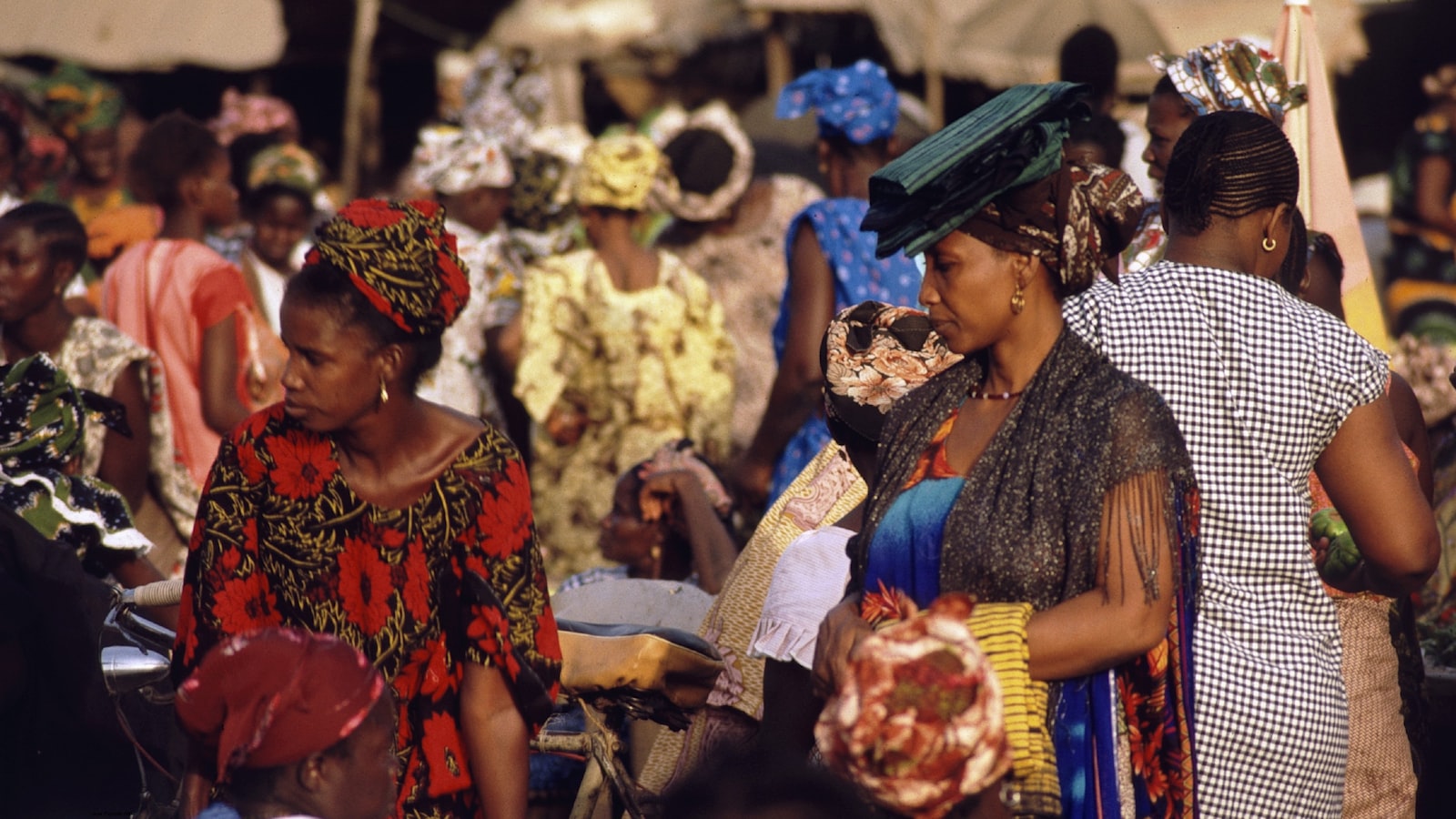 Femmes élégamment vêtues lors d'une cérémonie au Sénégal
